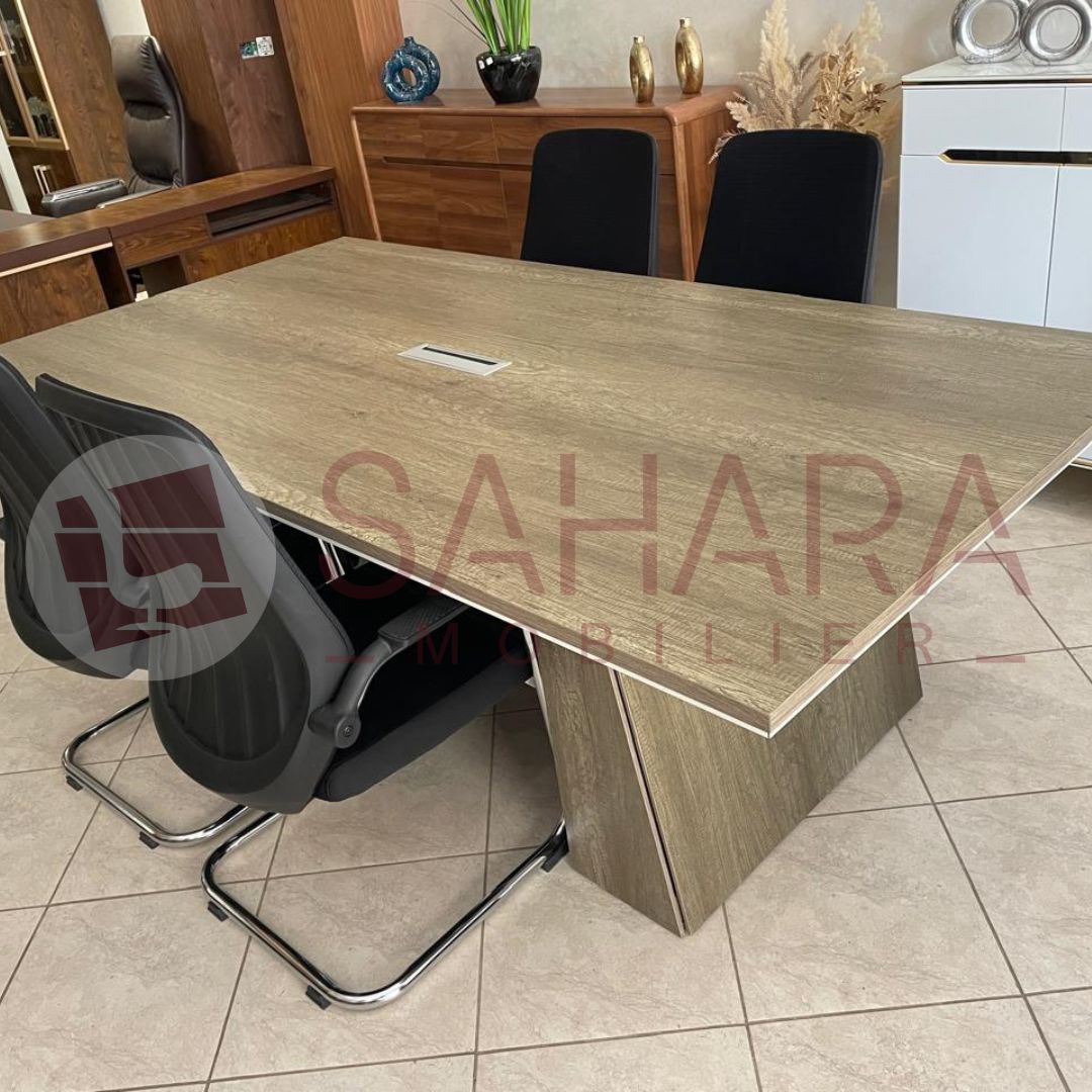 Matériau du Plateau : Plateau en bois mélaminé de haute qualité, avec une finition imitation bois qui confère un look naturel et sophistiqué, tout en étant résistant aux rayures et facile à entretenir.
Structure : Piétement en bois robuste, conçu pour garantir une excellente stabilité. La structure épaisse et moderne offre un design à la fois minimaliste et durable.